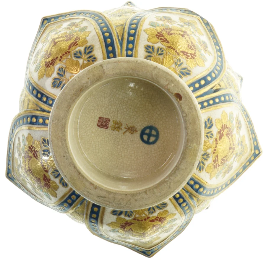 Dekorativ vase med blomsterdesign (str. 24 cm)