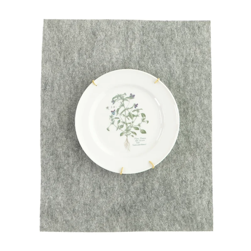 Pynte tallerken på Holder fra Lise Porcelæn (str. Ø:20)