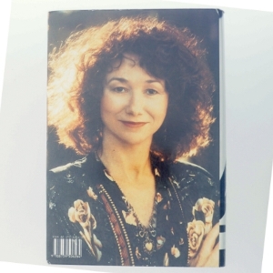 Kriminalroman 'I fjendens nærvær' af Elizabeth George fra Lindhardt og Ringhof