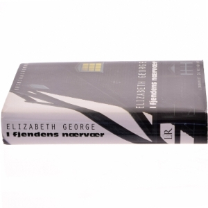 Kriminalroman 'I fjendens nærvær' af Elizabeth George fra Lindhardt og Ringhof