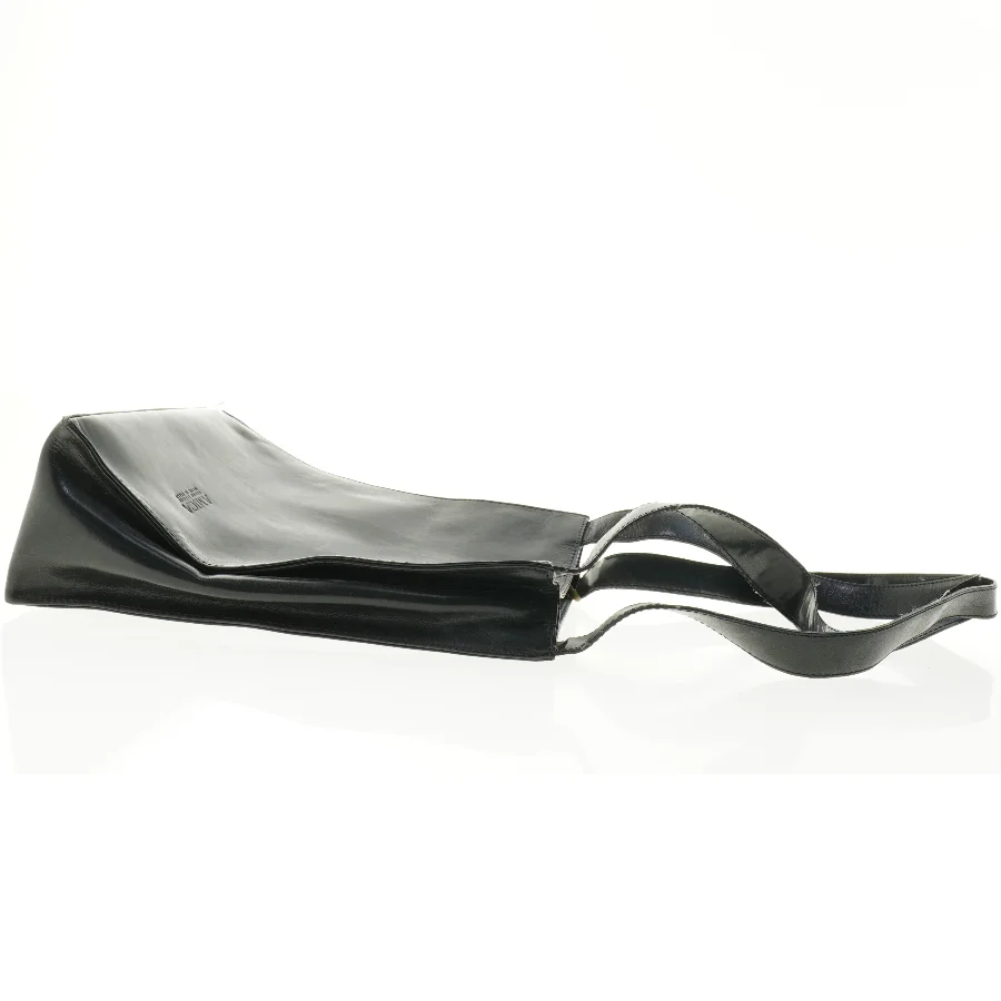 Sort skuldertaske fra Amica (str. 30 x 30 x 11 cm)