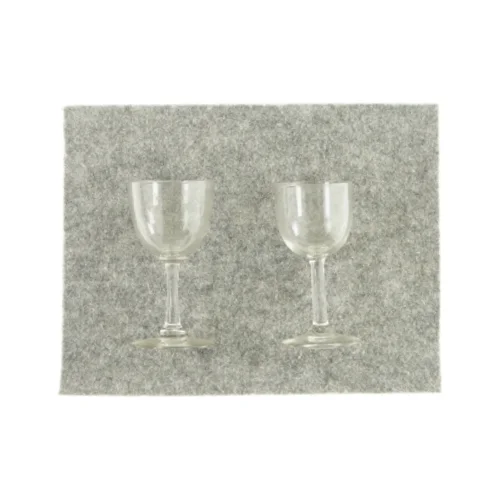 2 små glas  (str. HØ: 10x5 cm )