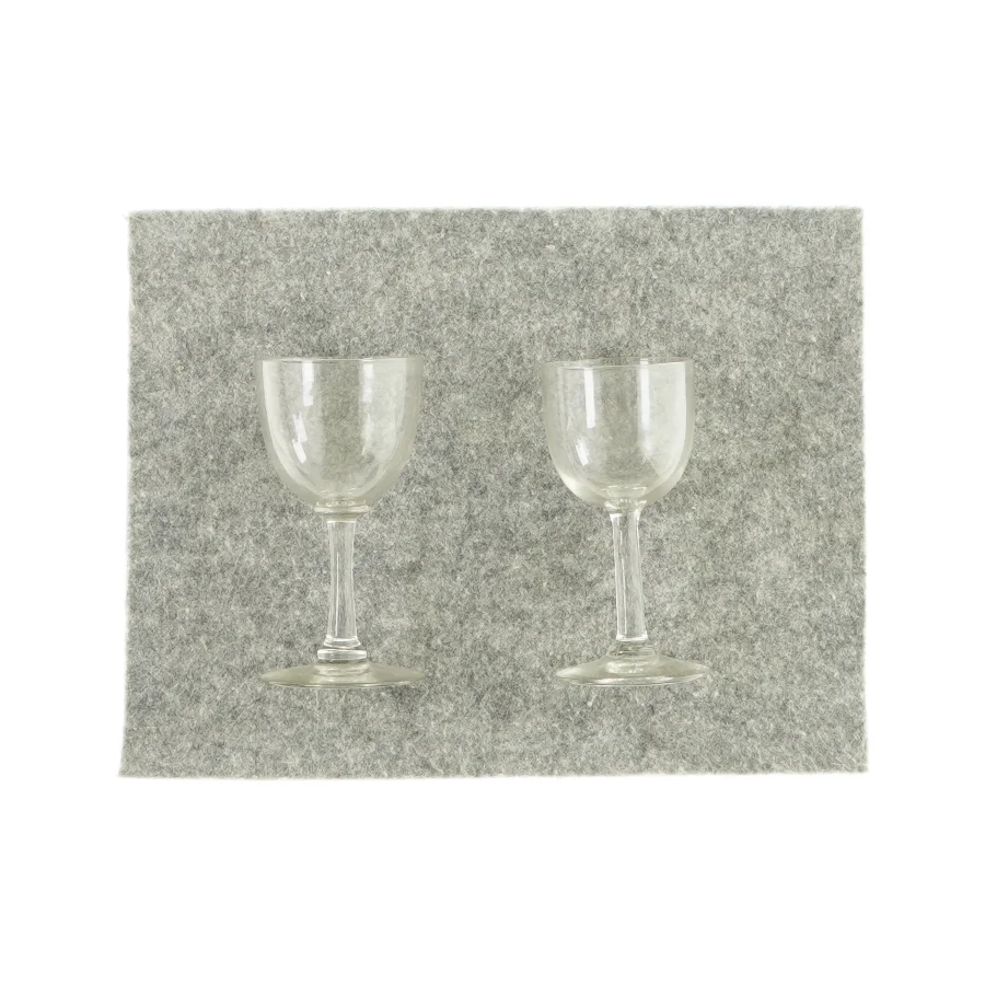 2 små glas  (str. HØ: 10x5 cm )