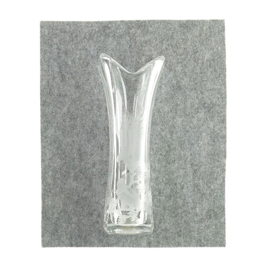 Glasvase med ingraveret motiv (str. LBH: 10x10x31 cm)