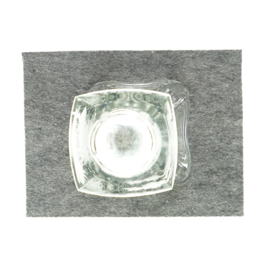 Glasvase med ingraveret motiv (str. LBH: 10x10x31 cm)