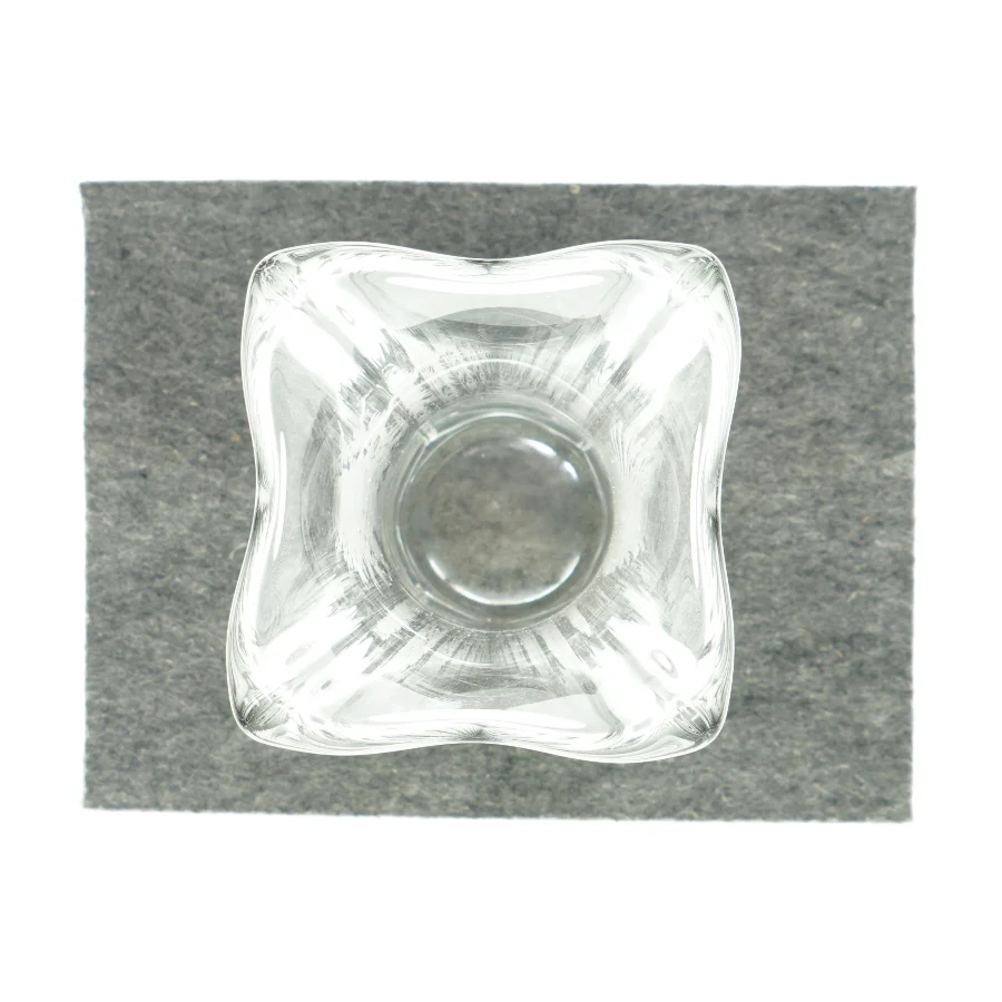 Glasvase med ingraveret motiv (str. LBH: 10x10x31 cm)