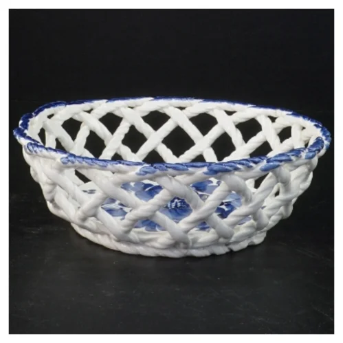 Flettet keramisk kurv med blåt mønster (str. 18 komma 5 x 6 cm)