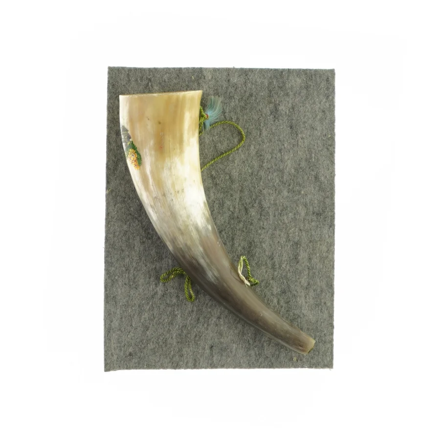 Dekorationshorm med snor (str. L: 24 cm)