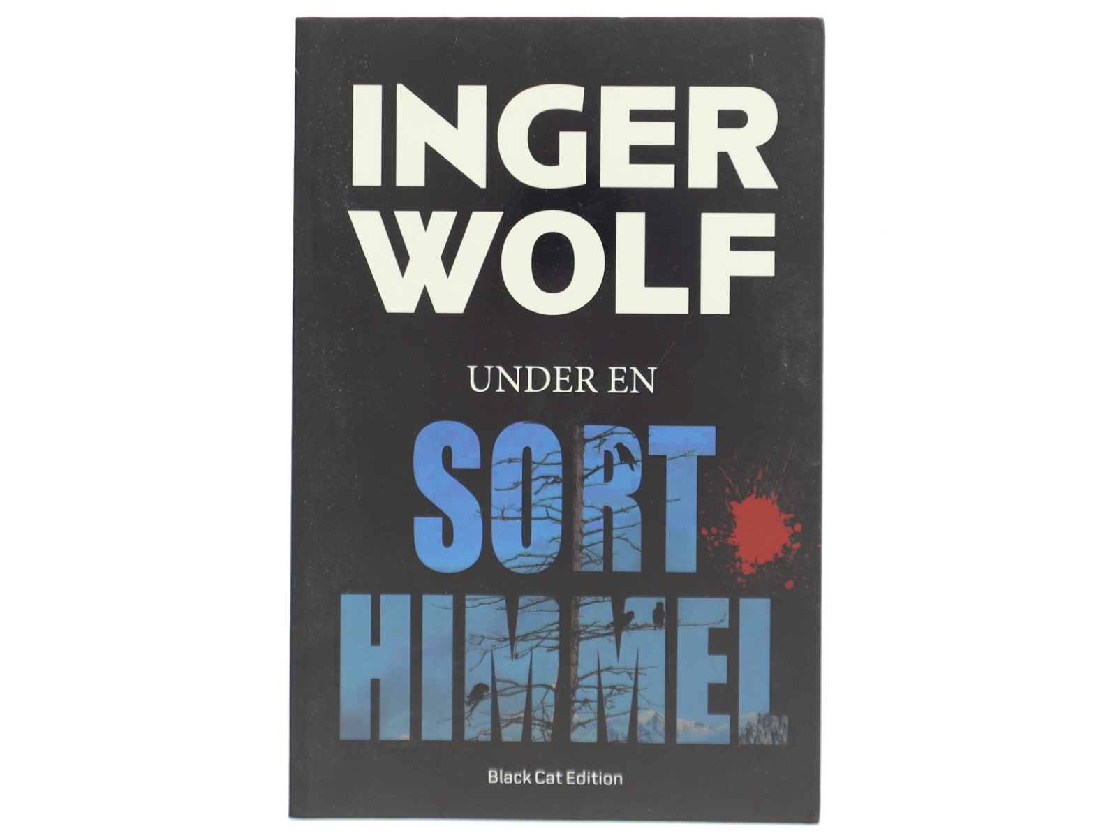 Under en sort himmel : krimi af Inger Wolf (Bog)
