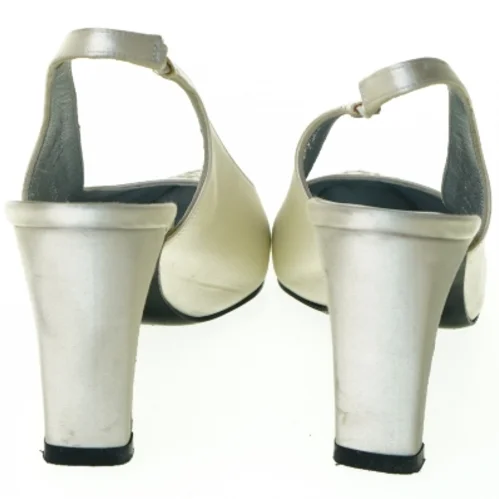 Sko fra Charles Jourdan (str. 37)