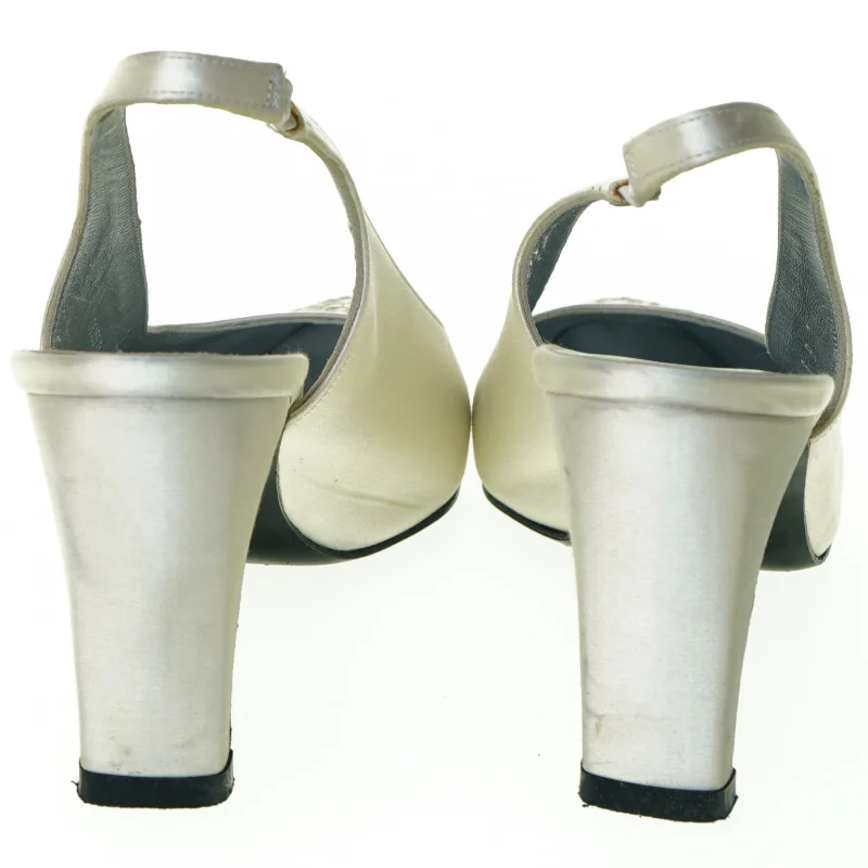 Sko fra Charles Jourdan (str. 37)