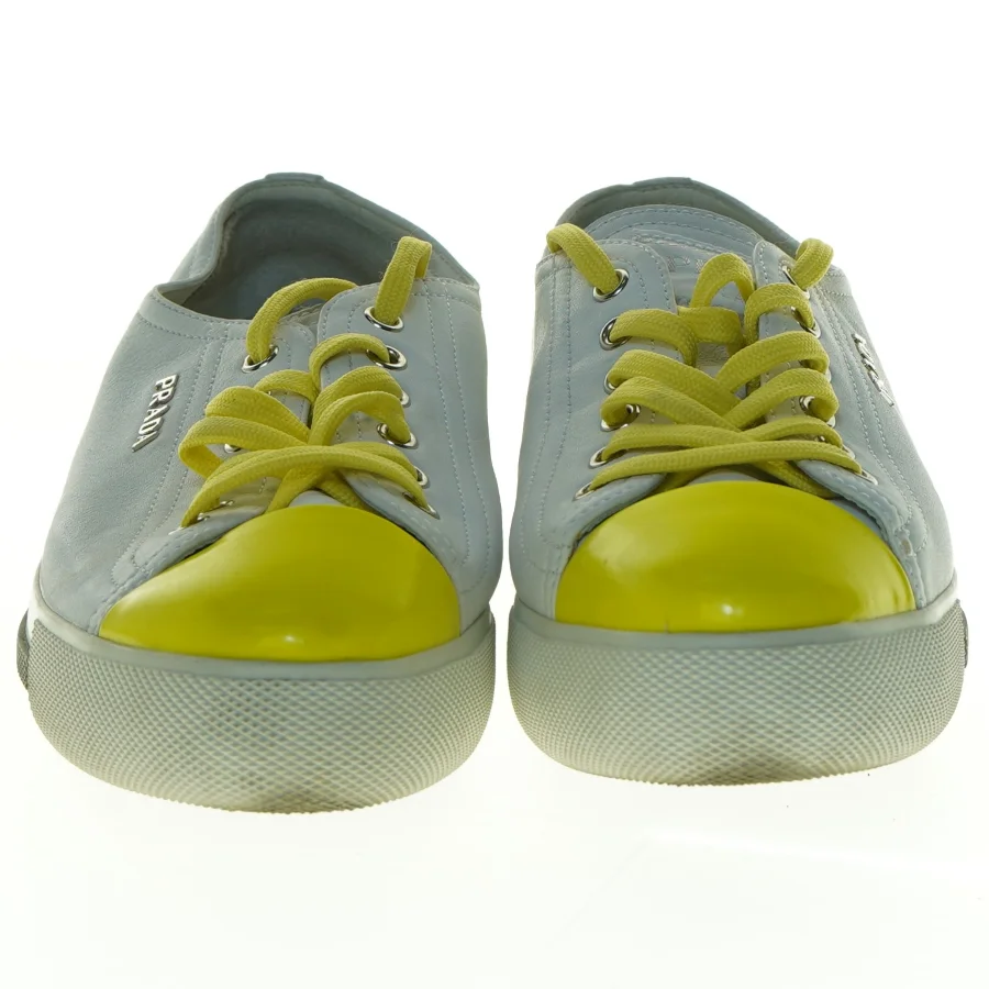 Prada sneakers med gule snørebånd fra Prada (str. 37)
