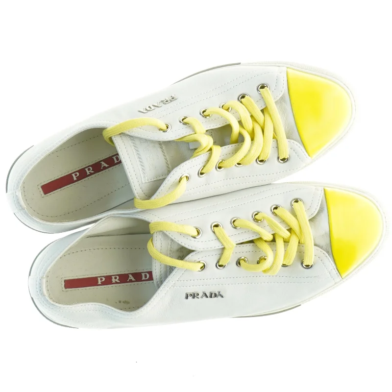 Prada sneakers med gule snørebånd fra Prada (str. 37)