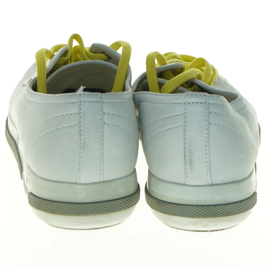 Prada sneakers med gule snørebånd fra Prada (str. 37)