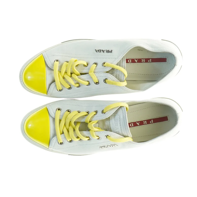 Prada sneakers med gule snørebånd fra Prada (str. 37)