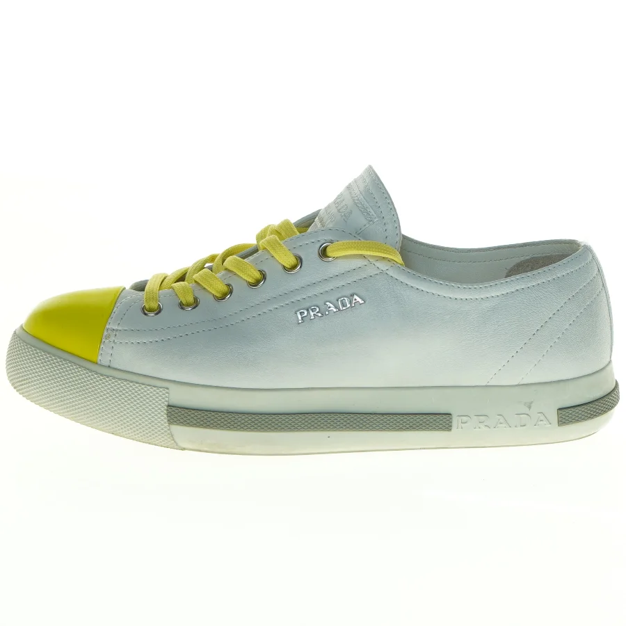 Prada sneakers med gule snørebånd fra Prada (str. 37)