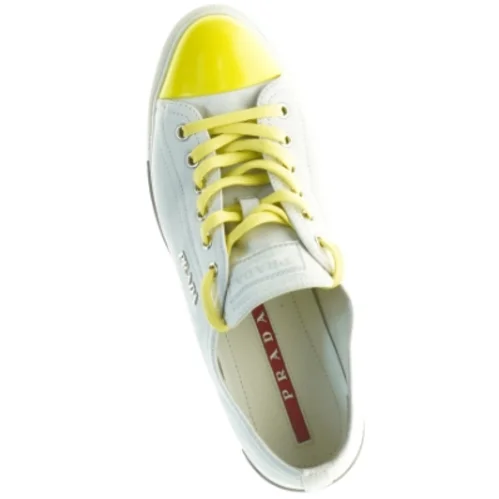 Prada sneakers med gule snørebånd fra Prada (str. 37)