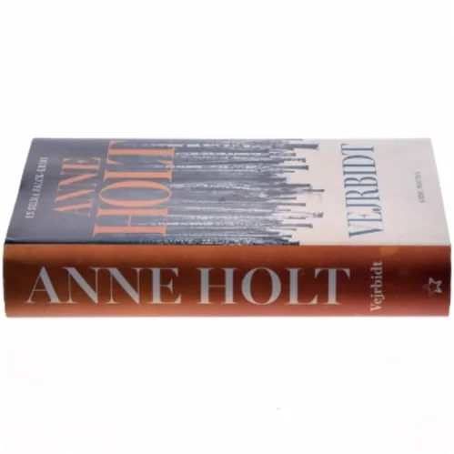 'Vejrbidt: Selma Falcks anden store sag' af Anne Holt (f. 1958-11-16) (bog)