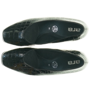 Sorte laksko med krokodillemønster fra Ara (str. 38)