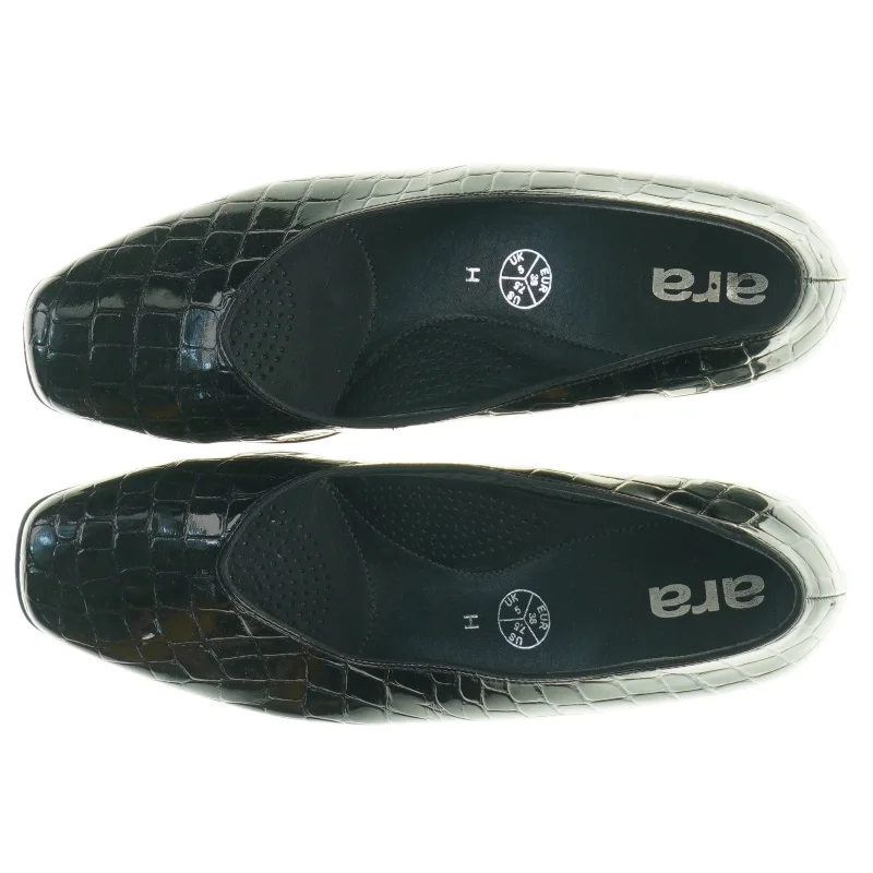 Sorte laksko med krokodillemønster fra Ara (str. 38)