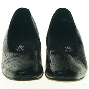 Sorte laksko med krokodillemønster fra Ara (str. 38)