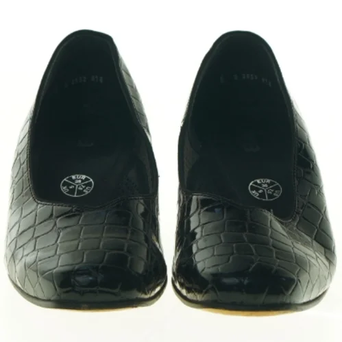 Sorte laksko med krokodillemønster fra Ara (str. 38)