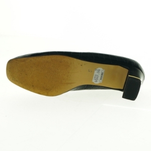 Sorte laksko med krokodillemønster fra Ara (str. 38)