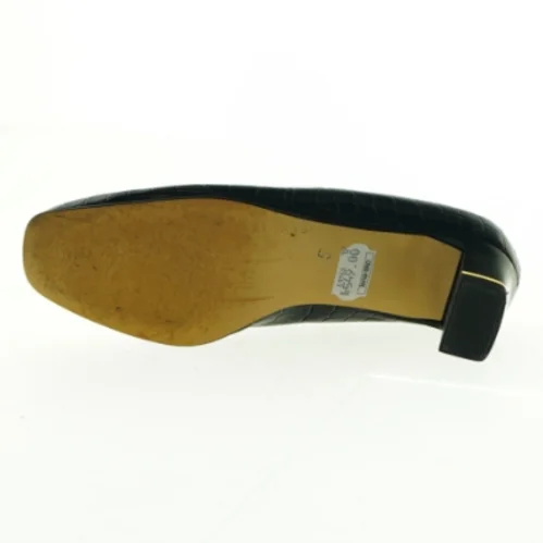 Sorte laksko med krokodillemønster fra Ara (str. 38)