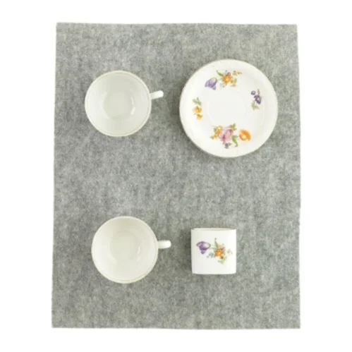 2 kopper, en underkop og et lille bærger (str. HØ: 5x9 og 6x3 og Ø:14 cm )