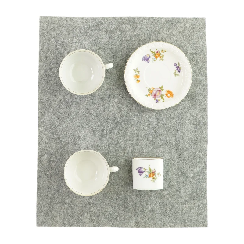 2 kopper, en underkop og et lille bærger (str. HØ: 5x9 og 6x3 og Ø:14 cm )