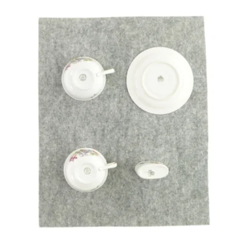 2 kopper, en underkop og et lille bærger (str. HØ: 5x9 og 6x3 og Ø:14 cm )