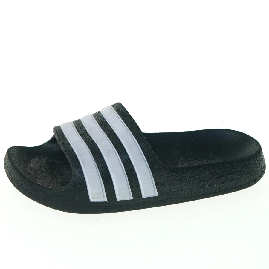 Badetøfler fra Adidas (str. 28)