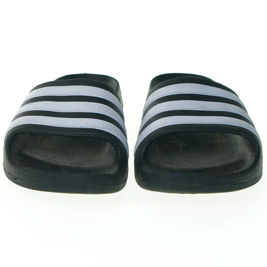 Badetøfler fra Adidas (str. 28)