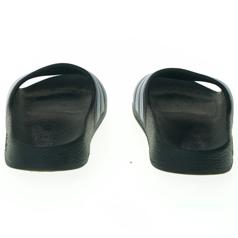 Badetøfler fra Adidas (str. 28)