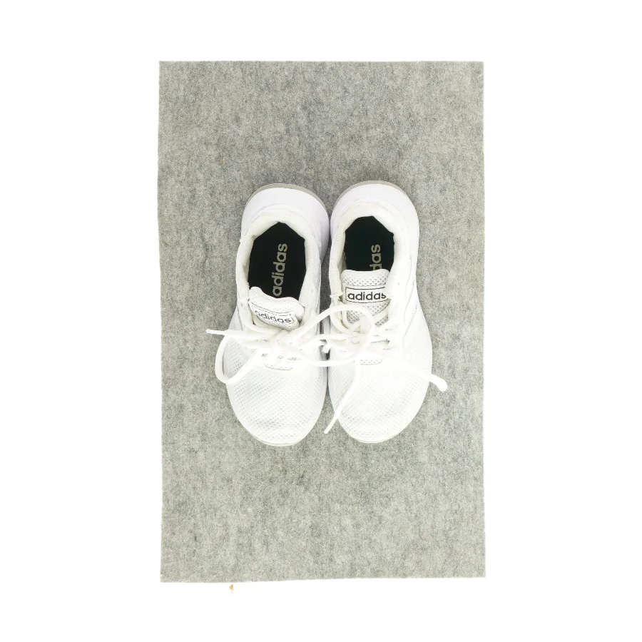 Sko fra Adidas (str. 28)