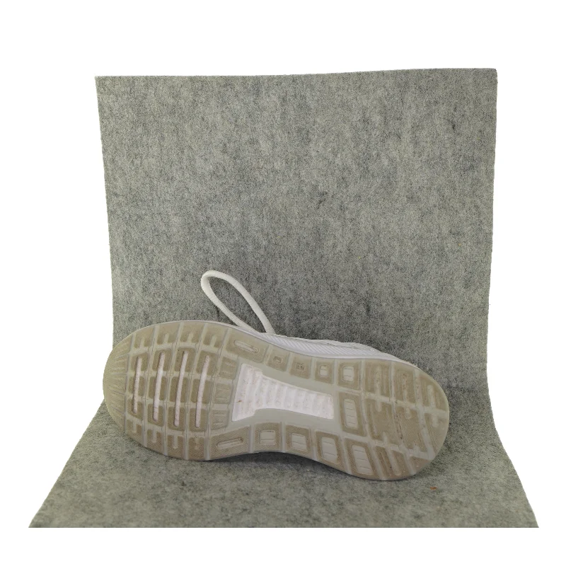 Sko fra Adidas (str. 28)