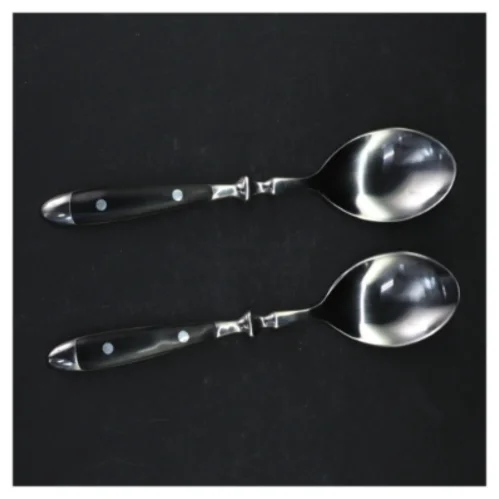 Sølvfarvede spiseskeer med sort skaft