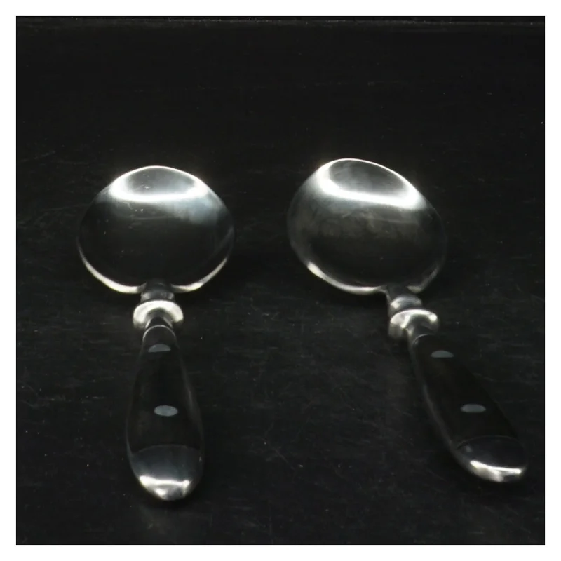 Sølvfarvede spiseskeer med sort skaft