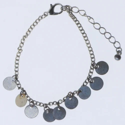 Armbånd med metalplader (str. 21 cm)