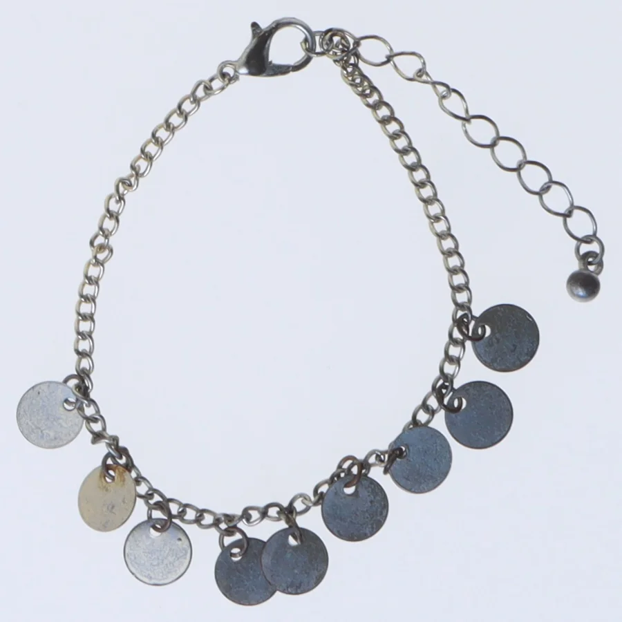 Armbånd med metalplader (str. 21 cm)