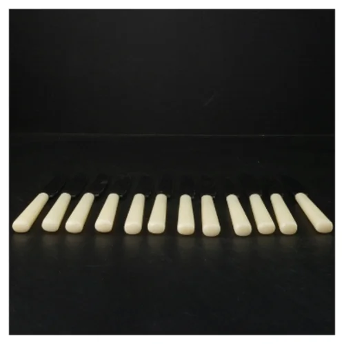 Knivsæt med elfenbensfarvede håndtag