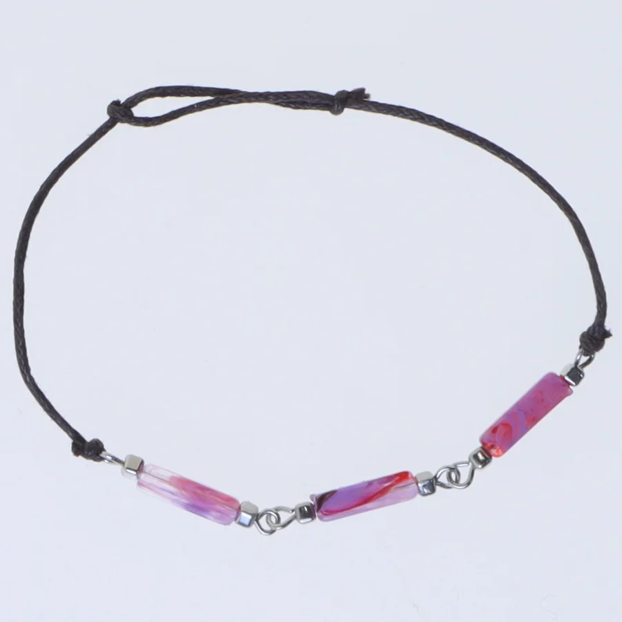 Armbånd med farvede perler (str. Ø 7,5 cm)