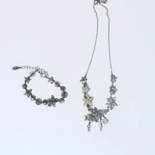 Sæt af halskæde og armbånd fra Pilgrim (str. 44,5x21,5 cm)