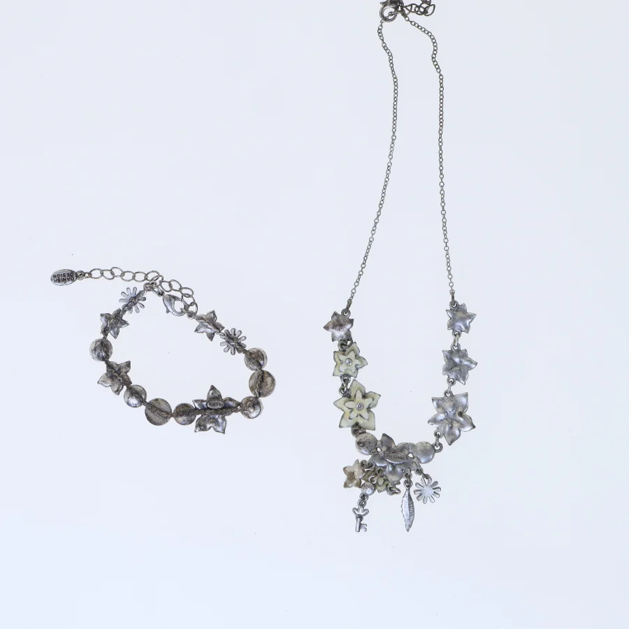 Sæt af halskæde og armbånd fra Pilgrim (str. 44,5x21,5 cm)