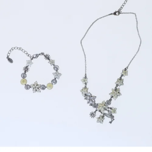 Sæt af halskæde og armbånd fra Pilgrim (str. 44,5x21,5 cm)