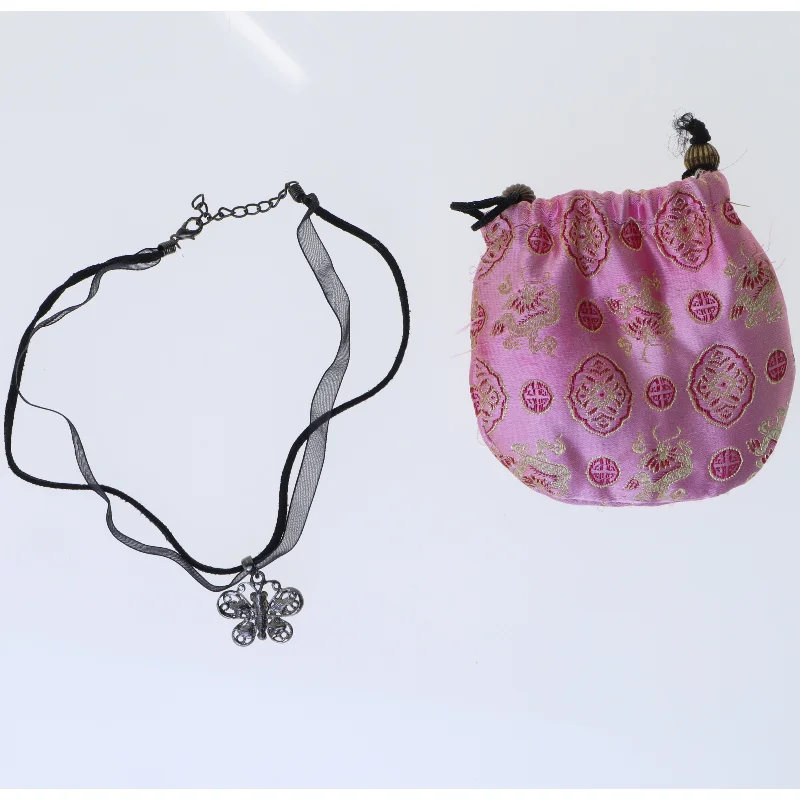 Halskæde med sommerfuglevedhæng og brokadepose (str. 39,5 cm)