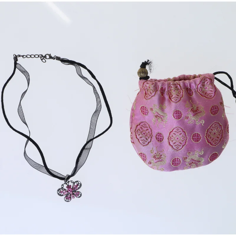 Halskæde med sommerfuglevedhæng og brokadepose (str. 39,5 cm)