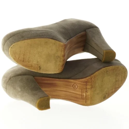 Grå stiletter i ruskind