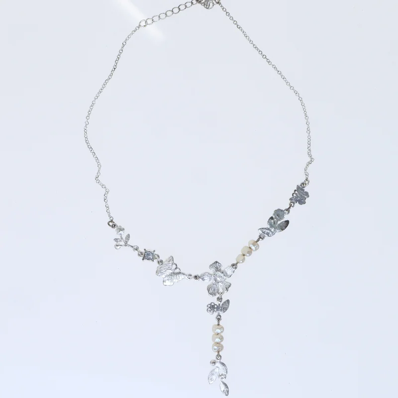 Blomster halskæde med perler fra H&M (str. 50 cm)