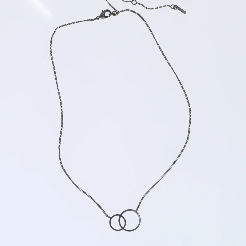 Halskæde med ringe (str. 50 cm)